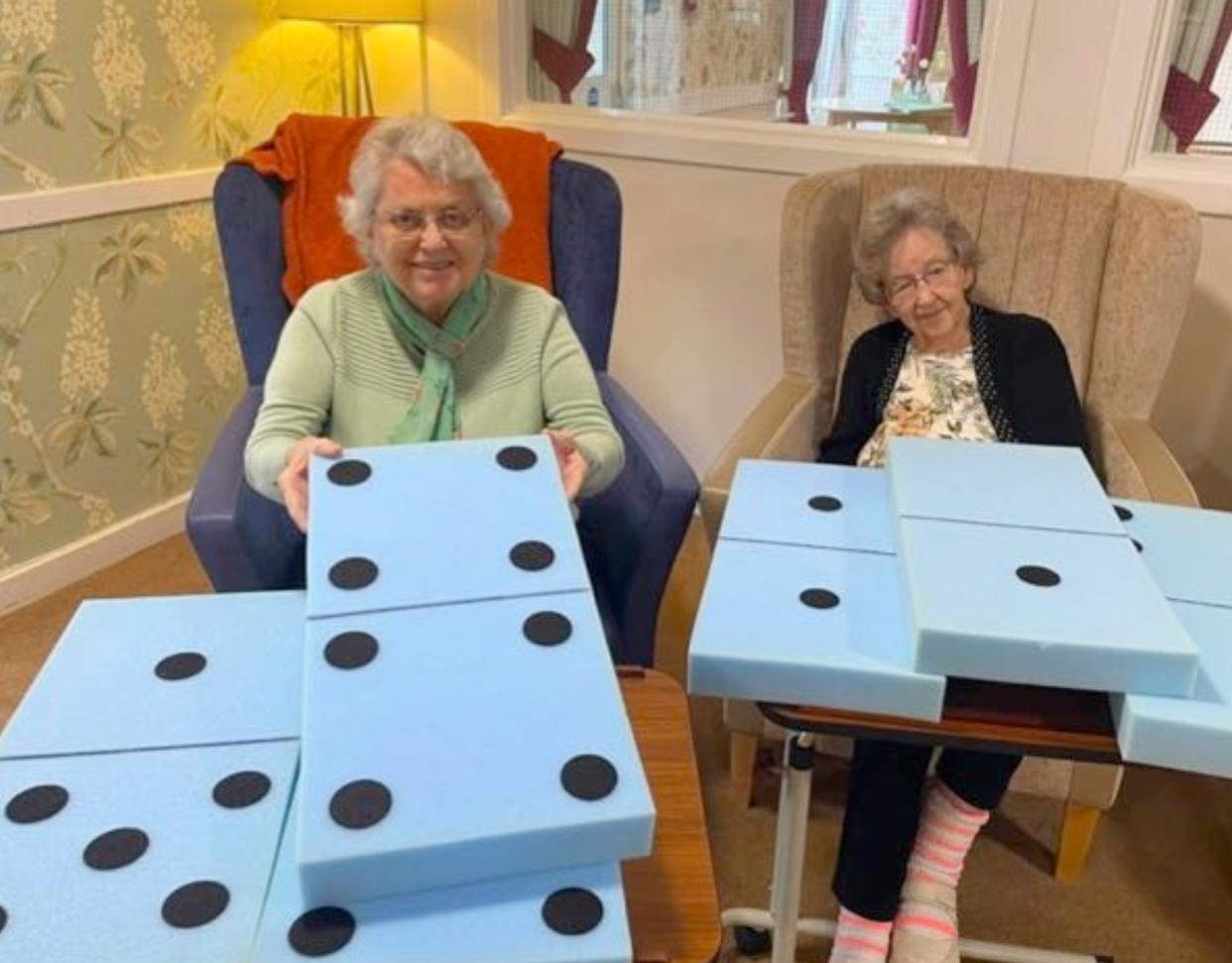 residents with giant dominos game